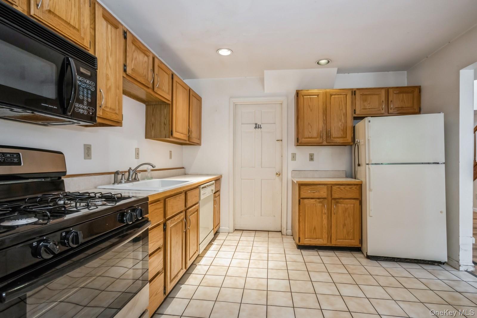 Hyde Park, New York 12538, United States, 2 Bedrooms Bedrooms, ,3 BathroomsBathrooms,Residential,Pending,195579