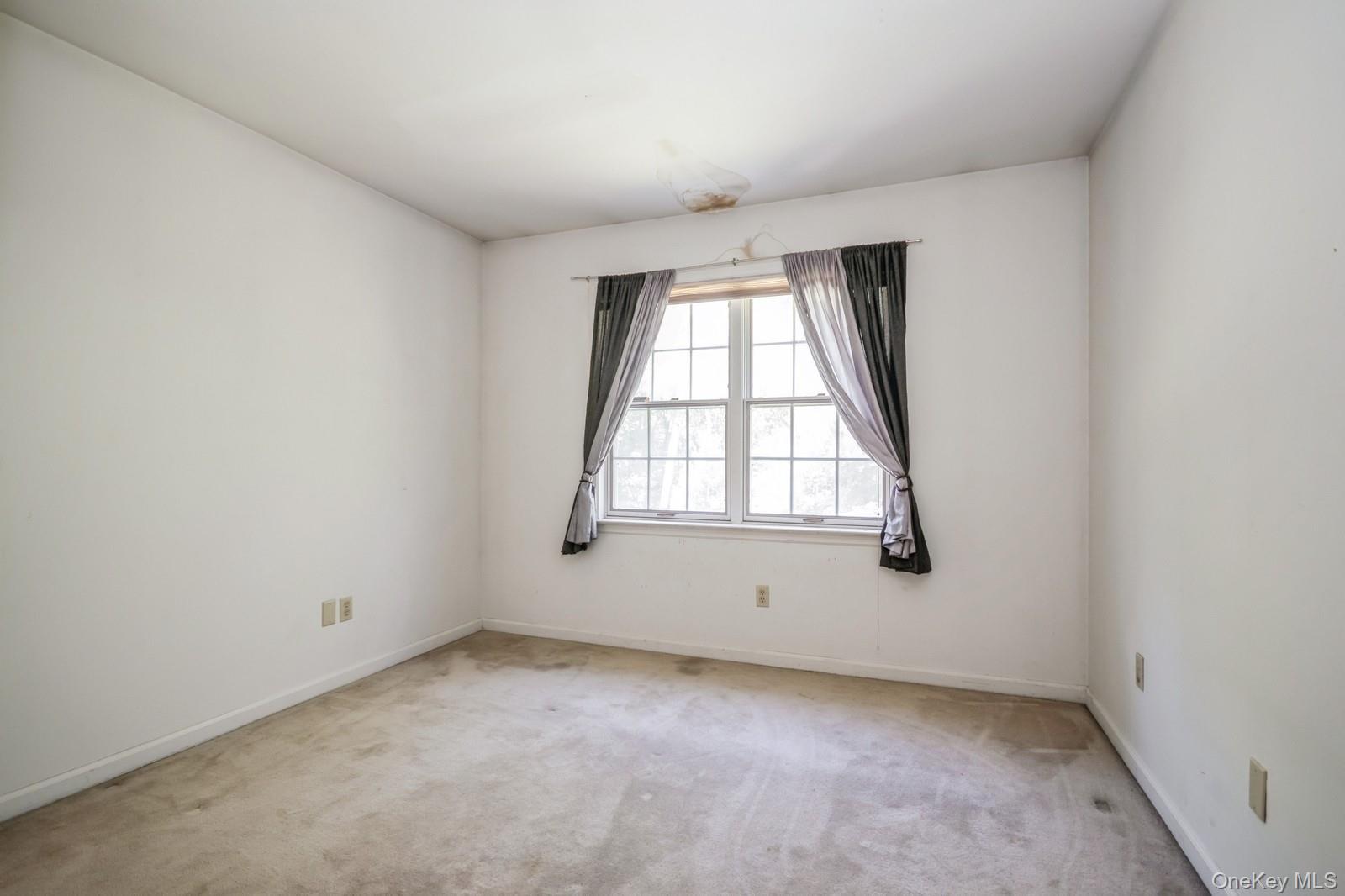 Hyde Park, New York 12538, United States, 2 Bedrooms Bedrooms, ,3 BathroomsBathrooms,Residential,Pending,195579