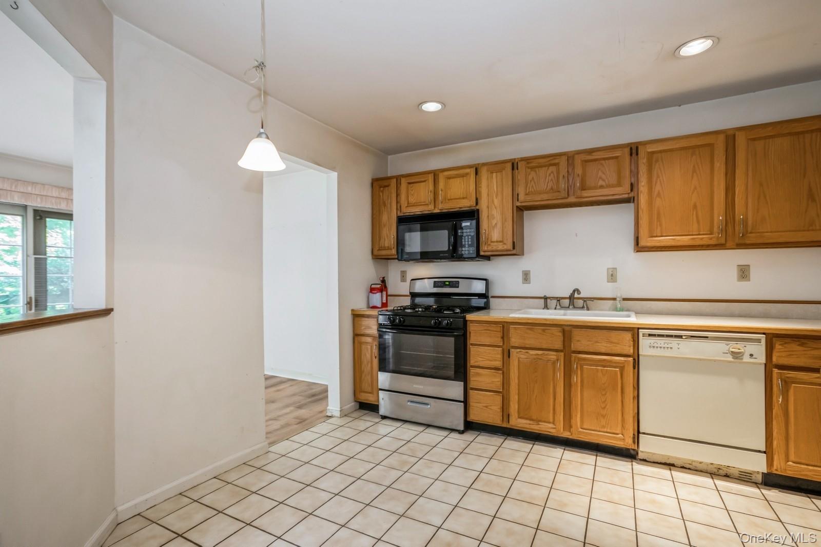 Hyde Park, New York 12538, United States, 2 Bedrooms Bedrooms, ,3 BathroomsBathrooms,Residential,Pending,195579