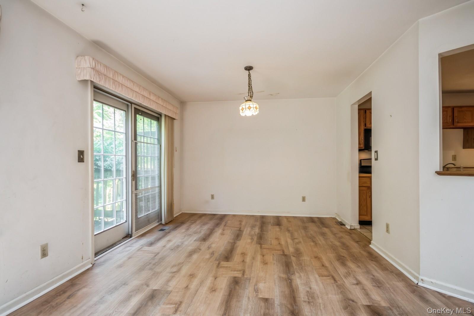 Hyde Park, New York 12538, United States, 2 Bedrooms Bedrooms, ,3 BathroomsBathrooms,Residential,Pending,195579