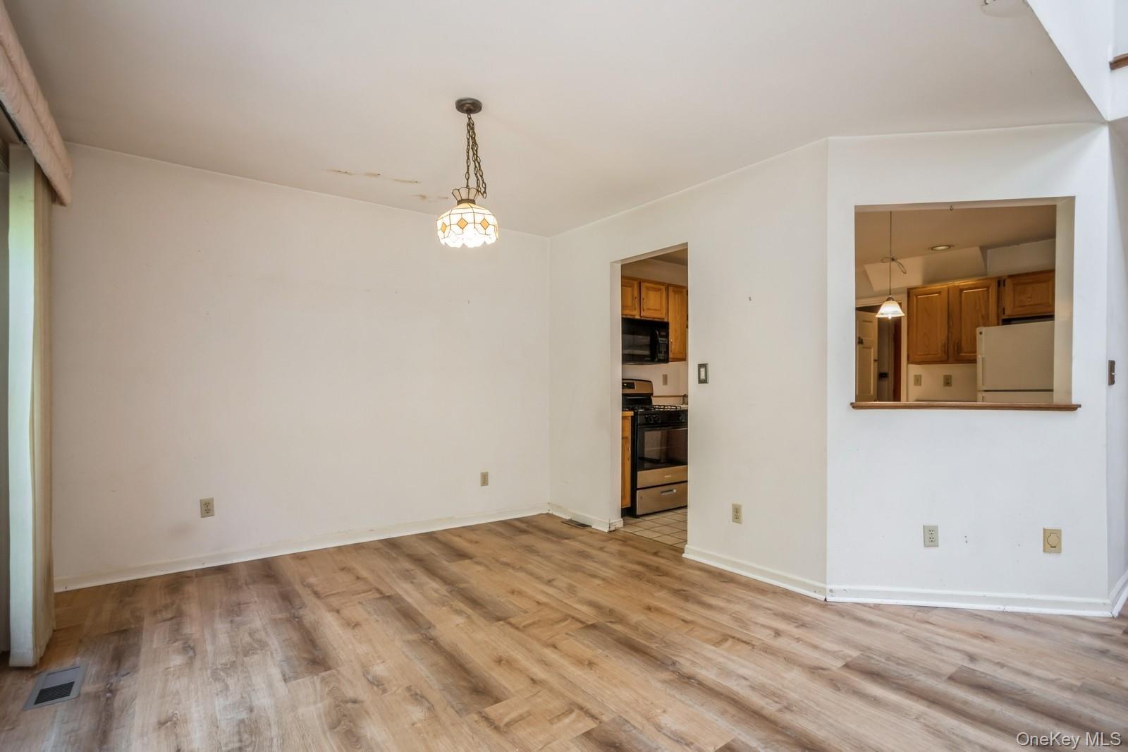 Hyde Park, New York 12538, United States, 2 Bedrooms Bedrooms, ,3 BathroomsBathrooms,Residential,Pending,195579