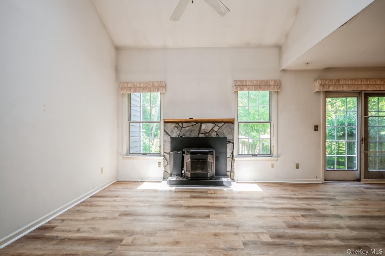 Hyde Park, New York 12538, United States, 2 Bedrooms Bedrooms, ,3 BathroomsBathrooms,Residential,Pending,195579