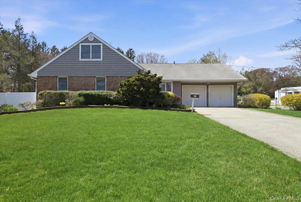 Photo of 31 Chelsea Drive, Syosset, NY 11791 (MLS # 989510)