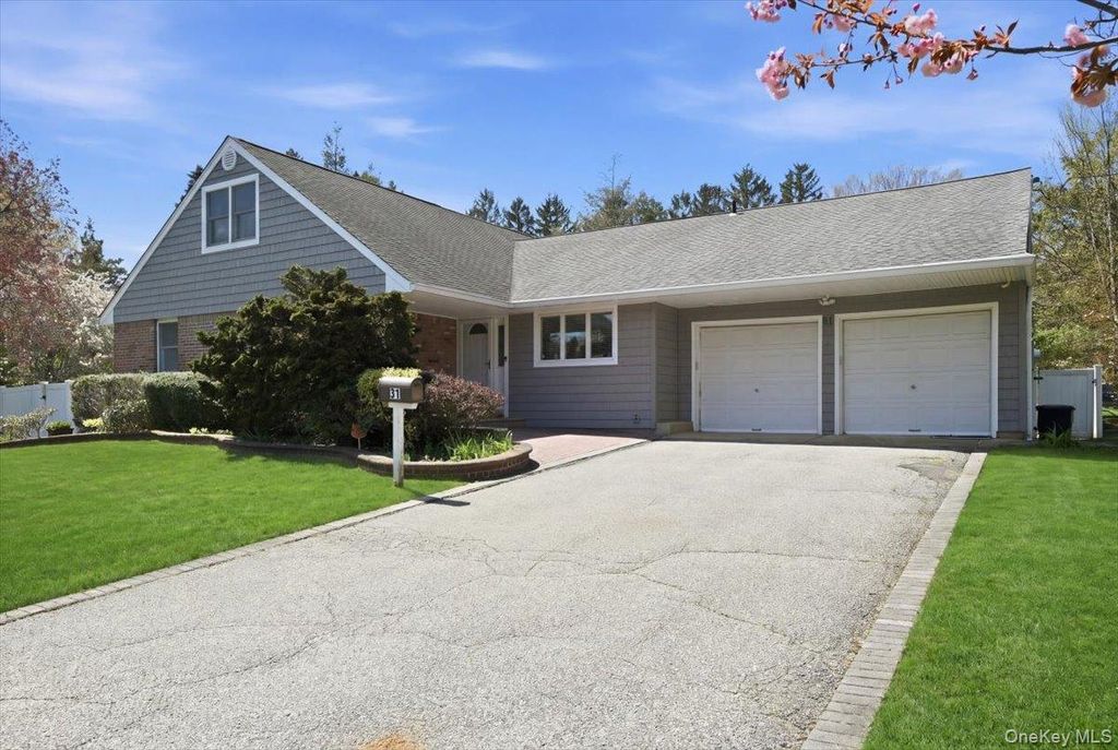 Photo of 31 Chelsea Drive, Syosset, NY 11791 (MLS # 989510)