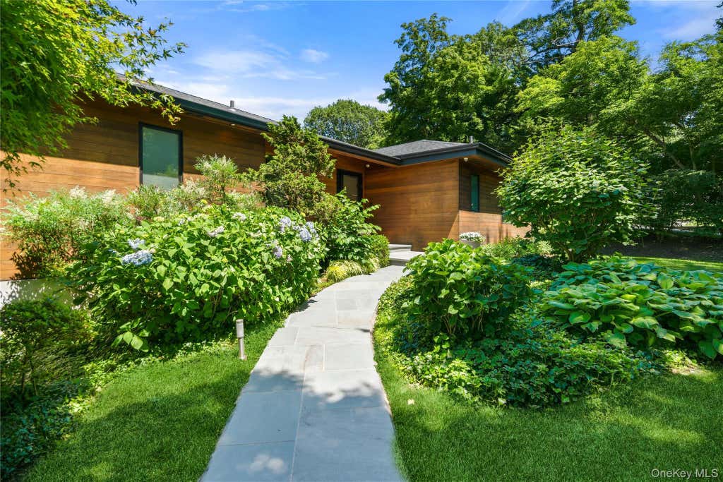 Photo of 13 The Pines, Roslyn Estates, NY 11576 (MLS # 1033429)