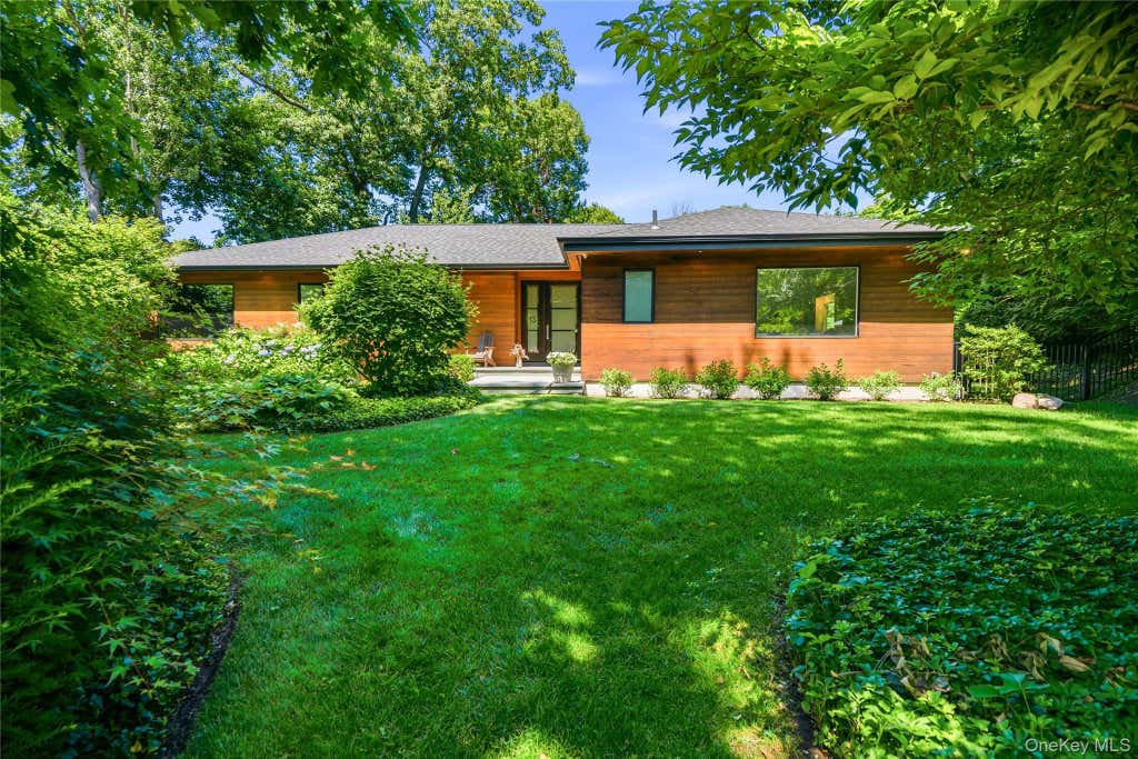 Photo of 13 The Pines, Roslyn Estates, NY 11576 (MLS # 1033429)