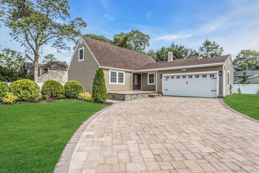 Photo of 907 Pearl Street, Bohemia, NY 11716 (MLS # 922774)