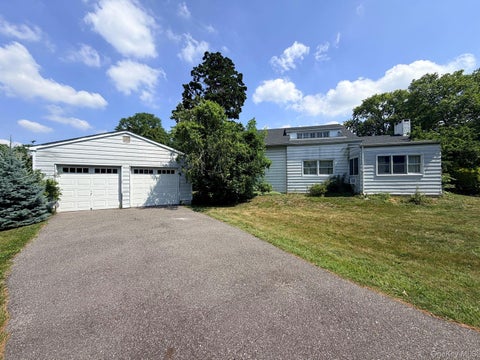 Homes For Sale - 126 Eaton Lane<br/> Suffolk County, West Islip, NY 11795