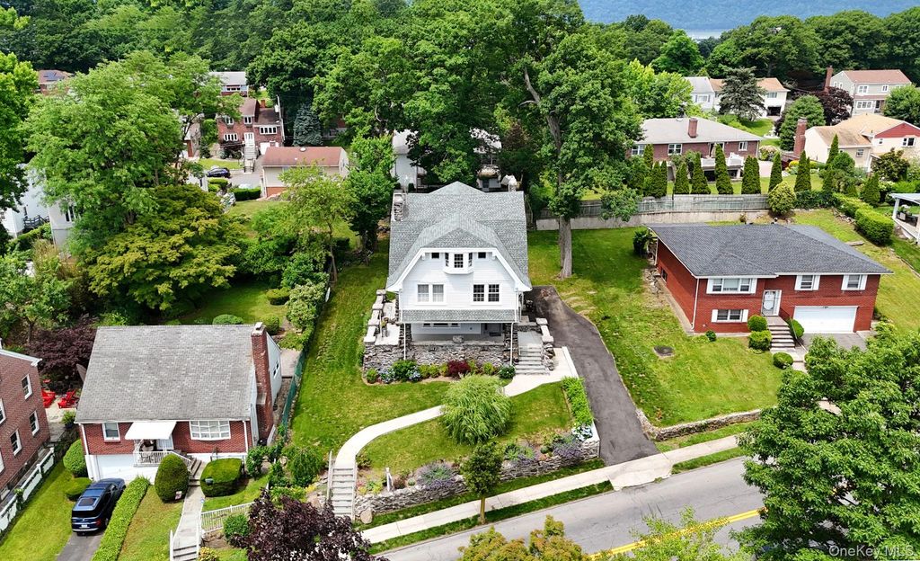 Photo of 209 Van Cortlandt Park Avenue, Yonkers, NY 10705 (MLS # 945042)