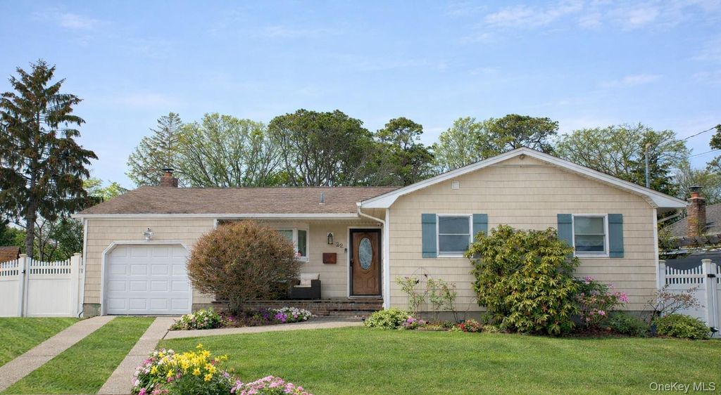 Photo of 22 Berkshire Road, West Babylon, NY 11704 (MLS # 964907)