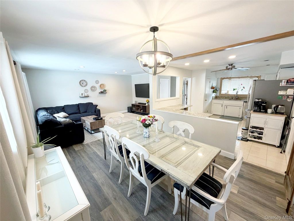 Photo of 22 Berkshire Road, West Babylon, NY 11704 (MLS # 964907)