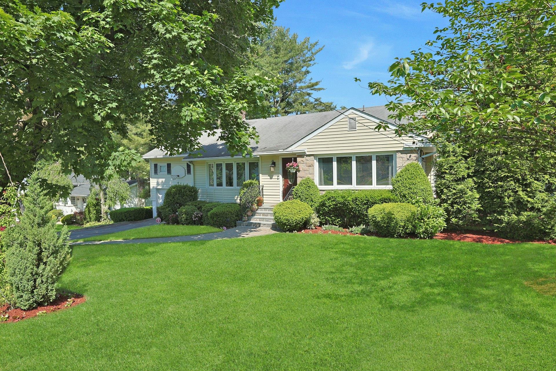 New Rochelle, New York 10804, United States, 4 Bedrooms Bedrooms, ,3 BathroomsBathrooms,Residential,Active,150812