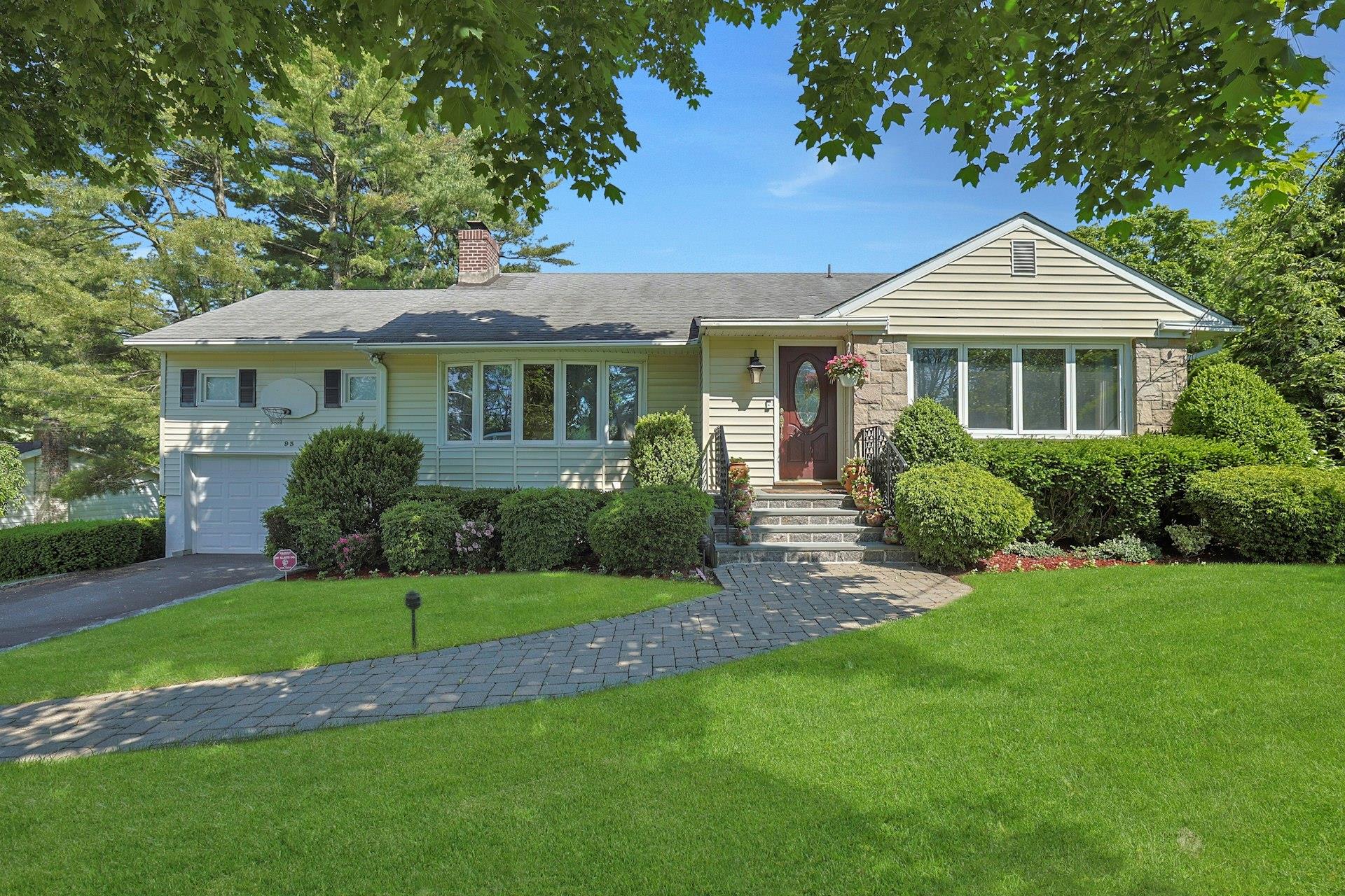 Property for Sale at Hillandale Drive, New Rochelle, New York - Bedrooms: 4 
Bathrooms: 3 
Rooms: 10  - $1,350,000