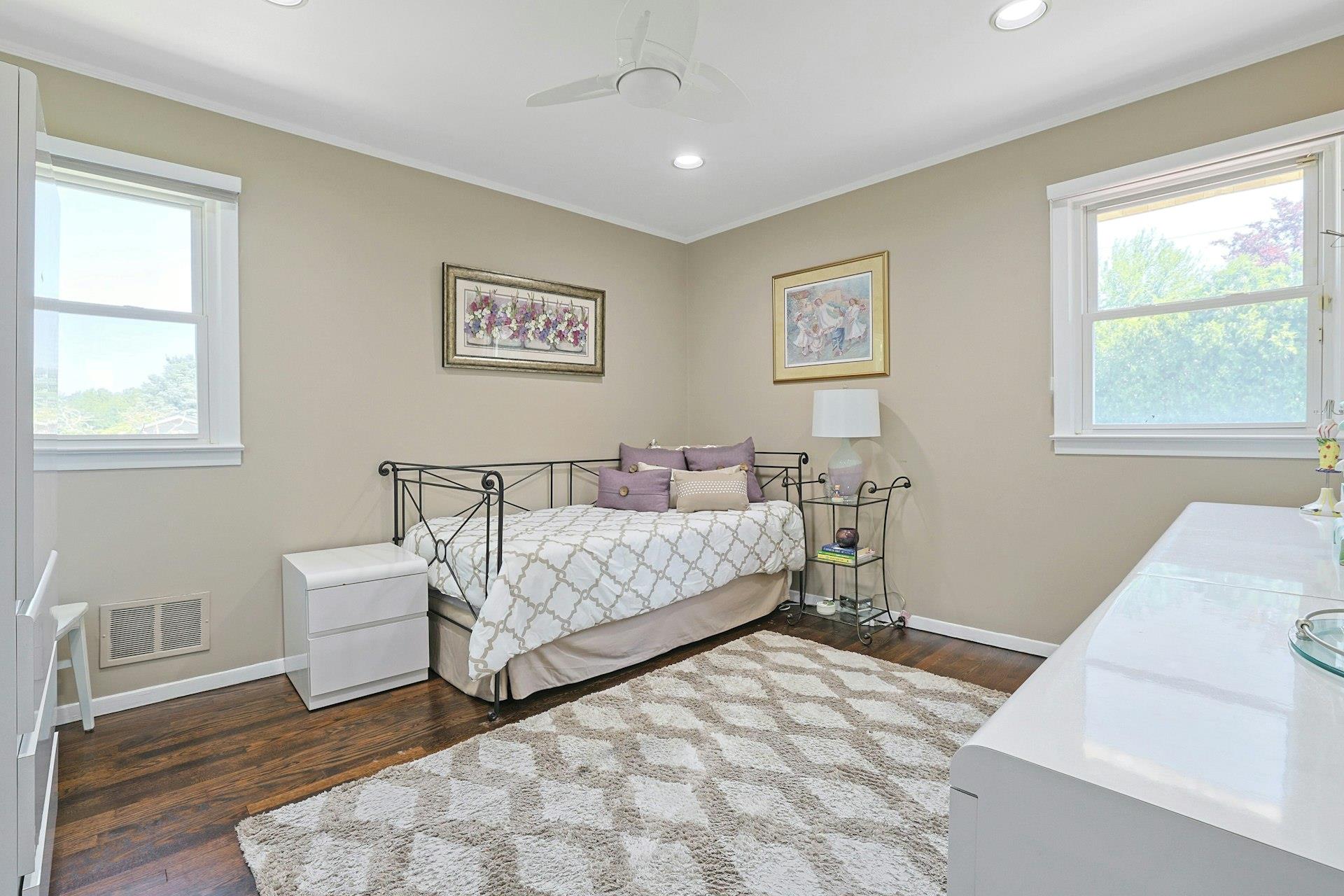 New Rochelle, New York 10804, United States, 4 Bedrooms Bedrooms, ,3 BathroomsBathrooms,Residential,Active,150812