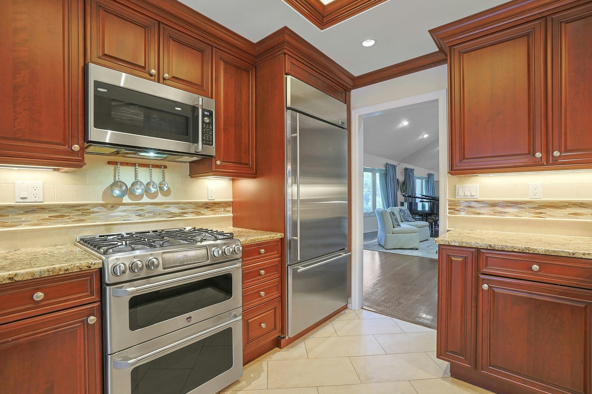 New Rochelle, New York 10804, United States, 4 Bedrooms Bedrooms, ,3 BathroomsBathrooms,Residential,Active,150812