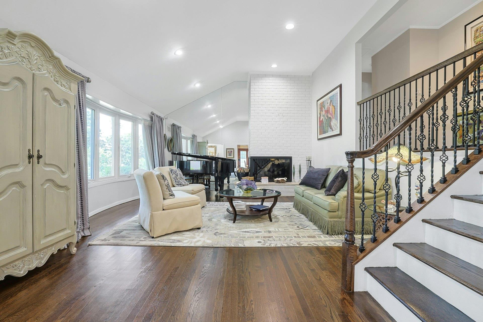 New Rochelle, New York 10804, United States, 4 Bedrooms Bedrooms, ,3 BathroomsBathrooms,Residential,Active,150812