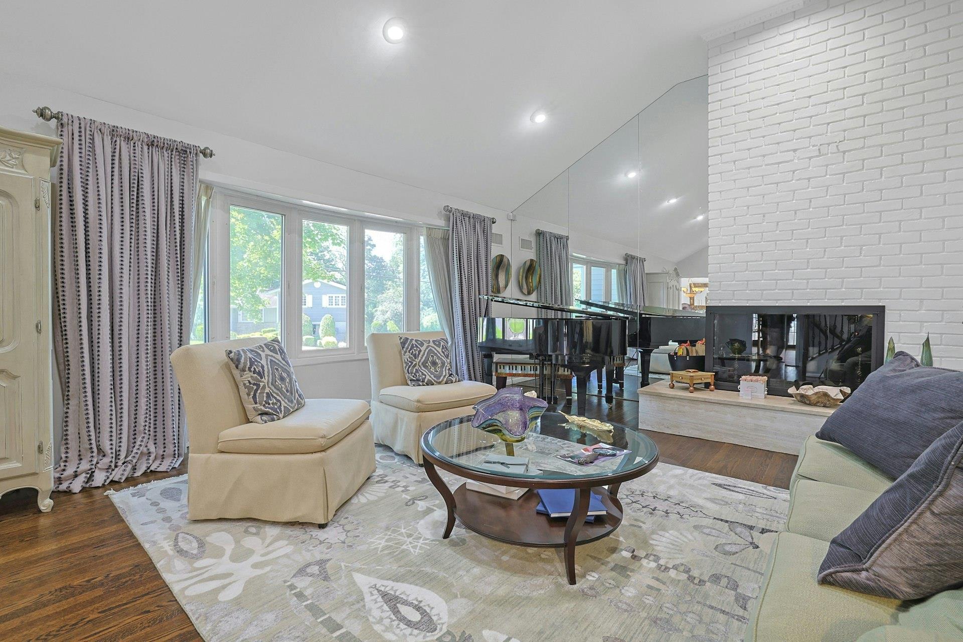 New Rochelle, New York 10804, United States, 4 Bedrooms Bedrooms, ,3 BathroomsBathrooms,Residential,Active,150812