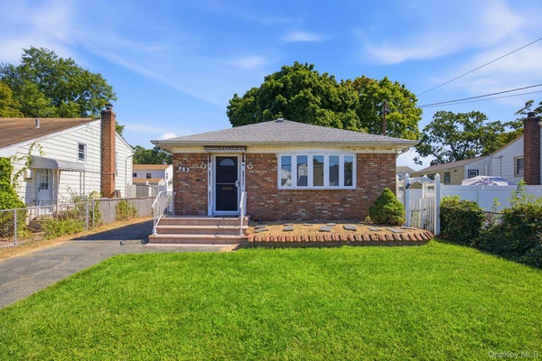 983 CAYUGA RD, WEST HEMPSTEAD, NY 11552 - Image 8193e61bf6aedfeda30abe5758c2e99c/3670107282