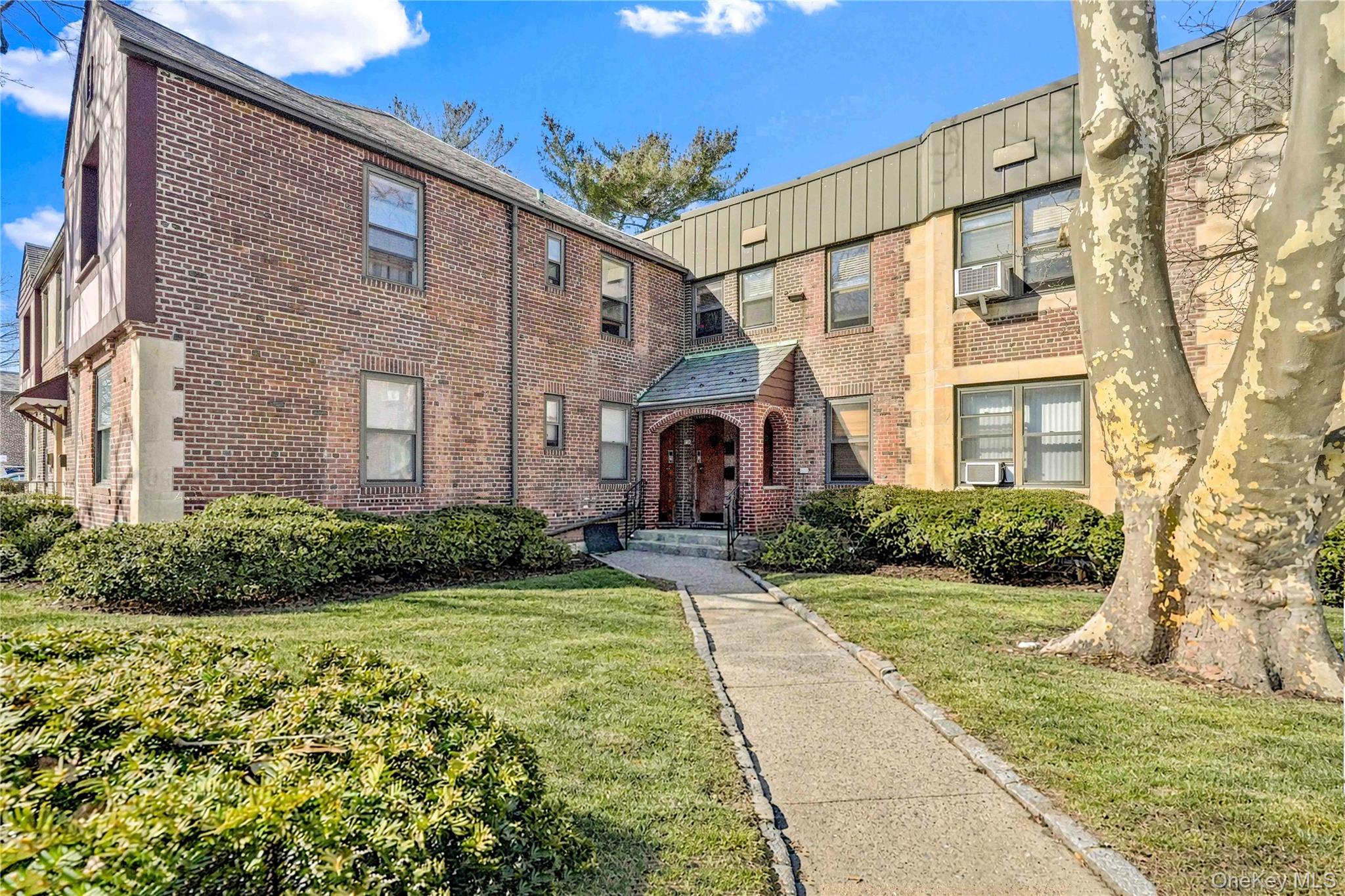 7707 Ditmars Boulevard 2