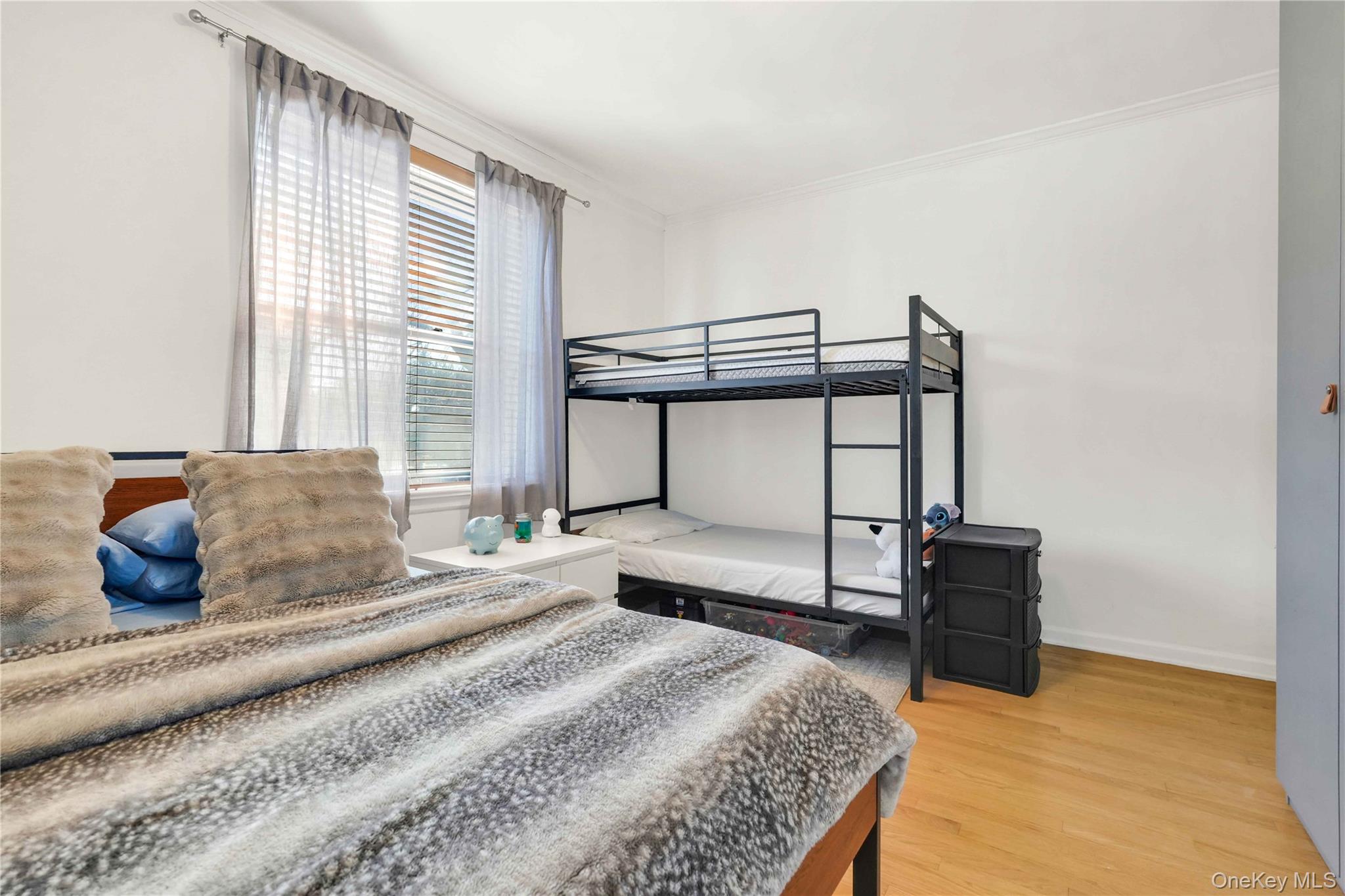 7707 Ditmars Boulevard 2