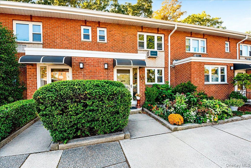Photo of 673 Pelham Road #E2, New Rochelle, NY 10805 (MLS # 1064398)