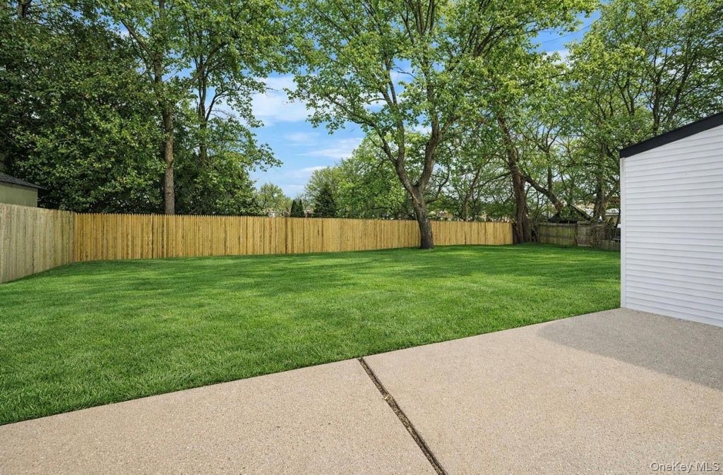 Photo of 10 Linda ln Ln, Central Islip, NY 11722 (MLS # 965797)