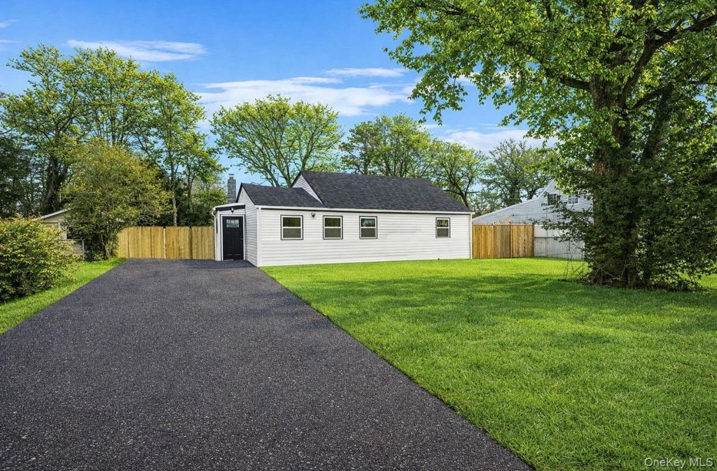 Photo of 10 Linda ln Ln, Central Islip, NY 11722 (MLS # 965797)