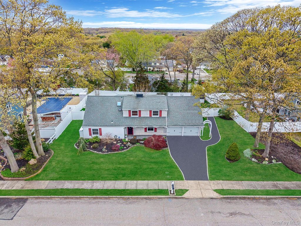 Photo of 10 Lehigh Lane, Farmingville, NY 11738 (MLS # 992200)