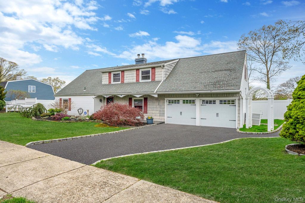 Photo of 10 Lehigh Lane, Farmingville, NY 11738 (MLS # 992200)