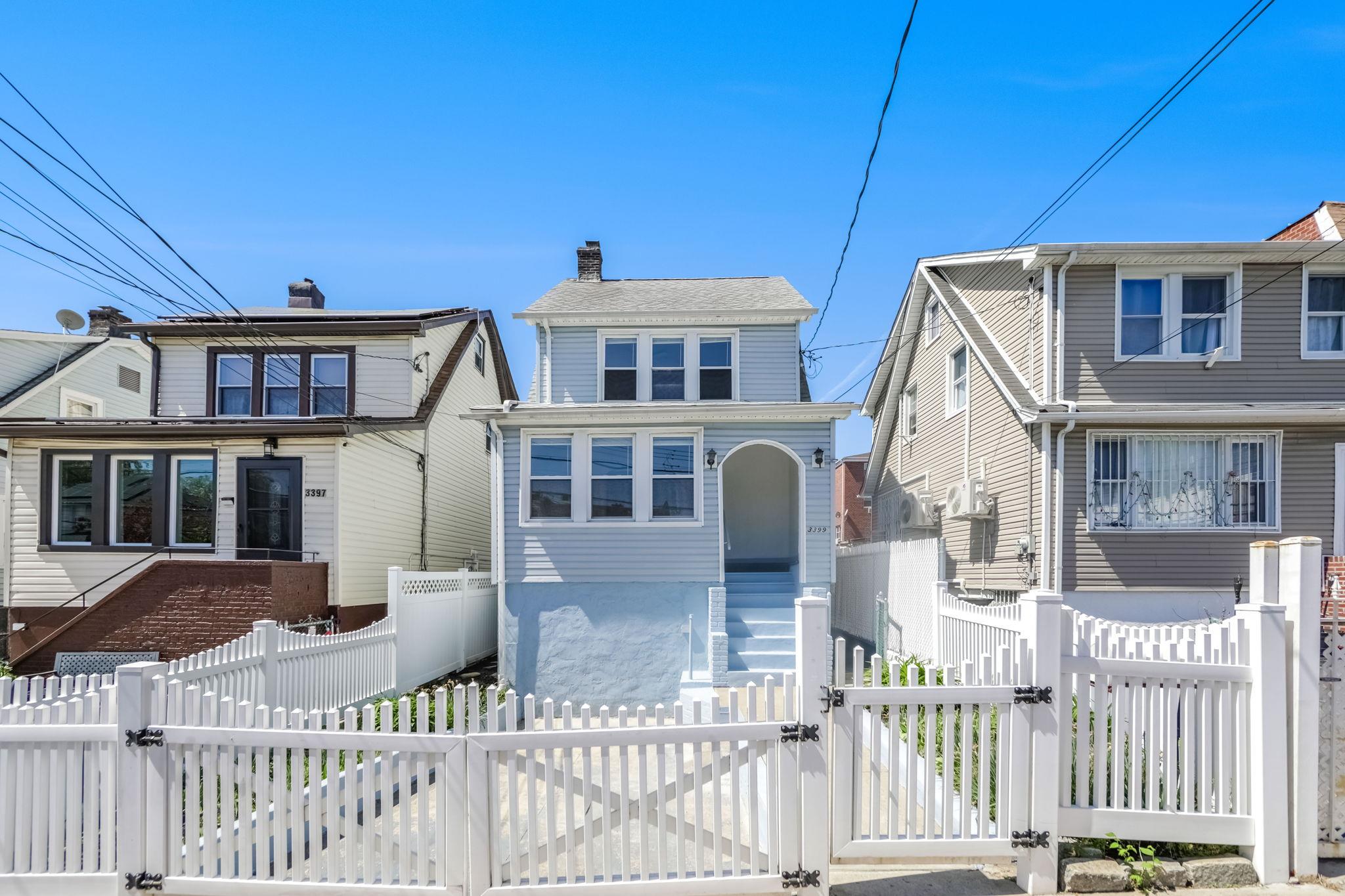 Ely Avenue, Bronx, New York - 2 Bedrooms  
2 Bathrooms  
5 Rooms - 