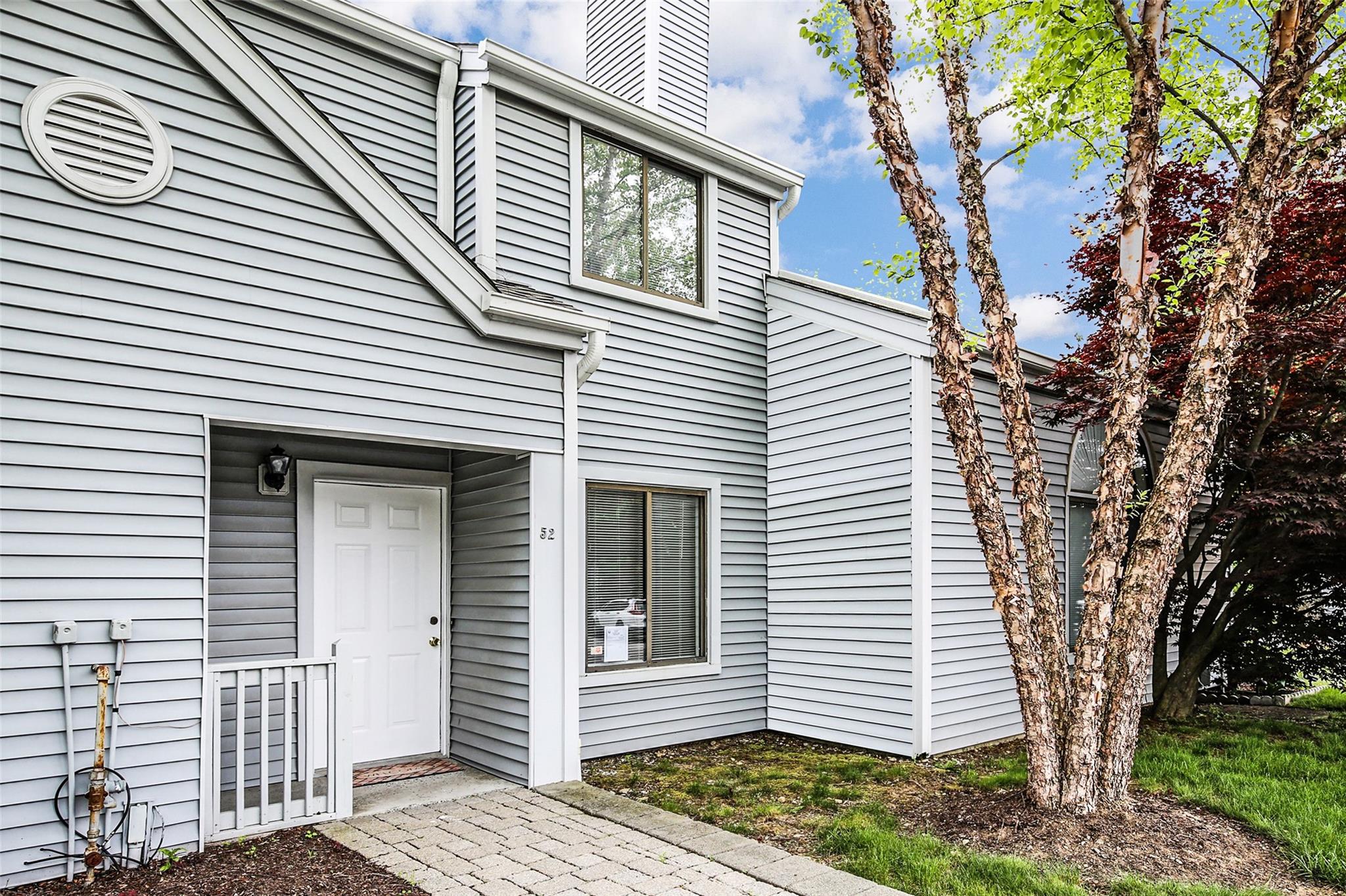 Offshore Drive, Mohegan Lake, New York - 2 Bedrooms  
3 Bathrooms  
5 Rooms - 