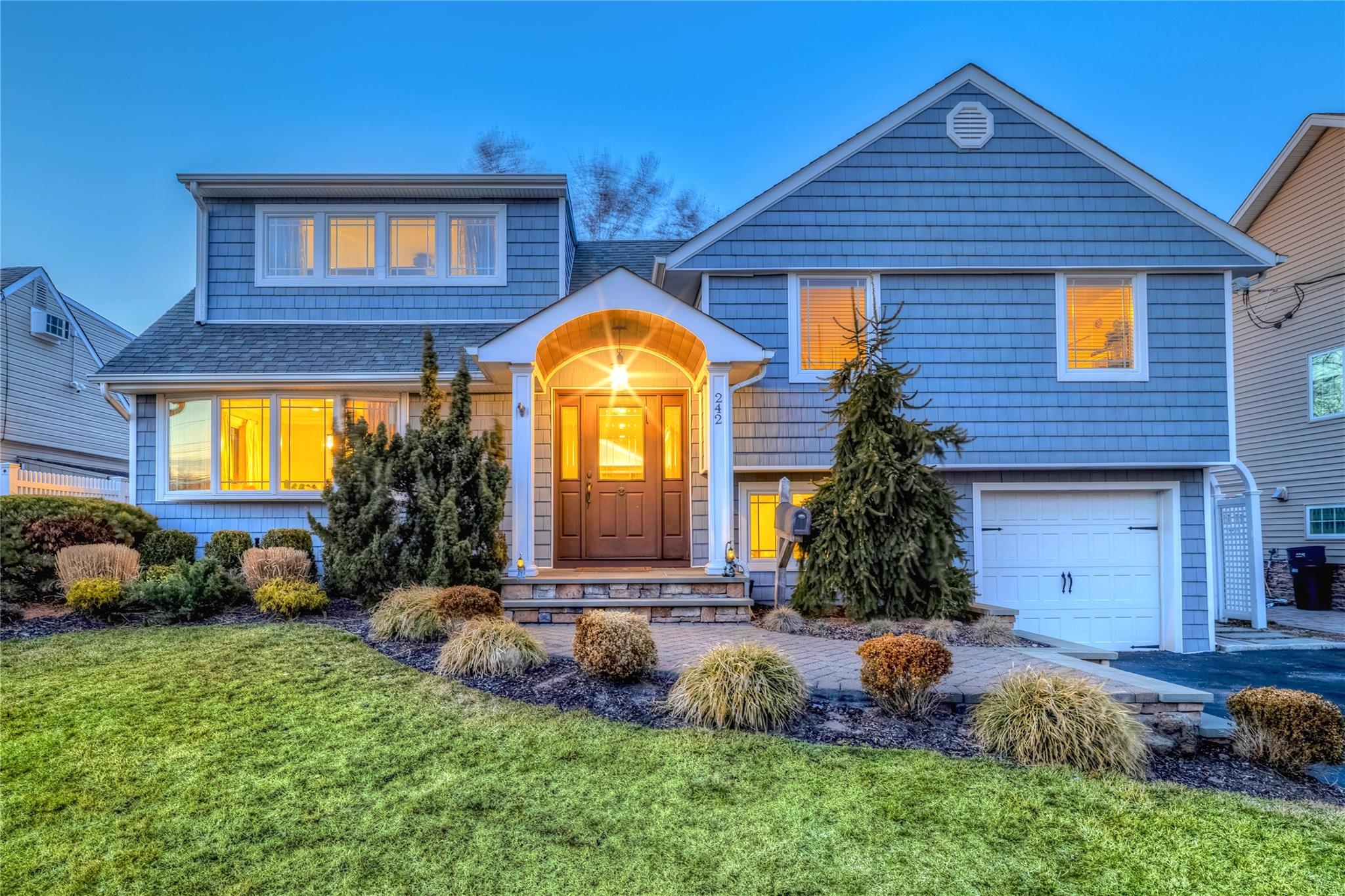 242 W Waukena Avenue, Oceanside, New York image 1