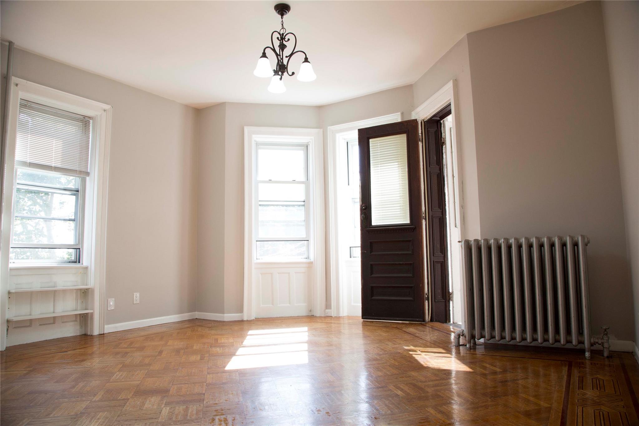 Park Lane 1, Woodhaven, Queens, NY - 1 Bedrooms  
1 Bathrooms  
4 Rooms - 
