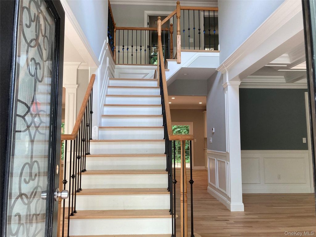 Photo of 130 Syosset Woodbury Road, Syosset, NY 11791 (MLS # 907743)