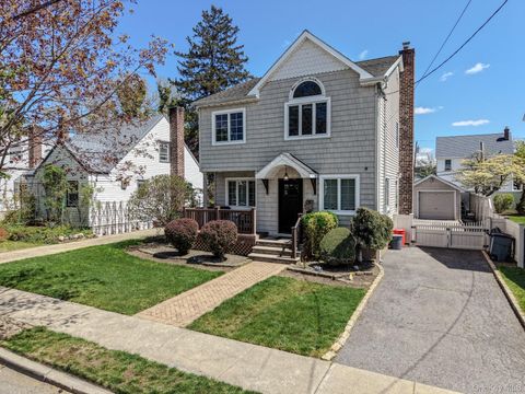 Photo of 141 Collins Avenue, Williston Park, NY 11596 (MLS # 989039)
