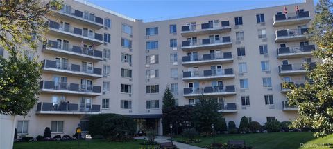 Photo of 135 Post Avenue #2Q, Westbury, NY 11590 (MLS # 928681) Photo of 135 Post Avenue #2Q, Westbury, NY 11590 (MLS # 928681)
