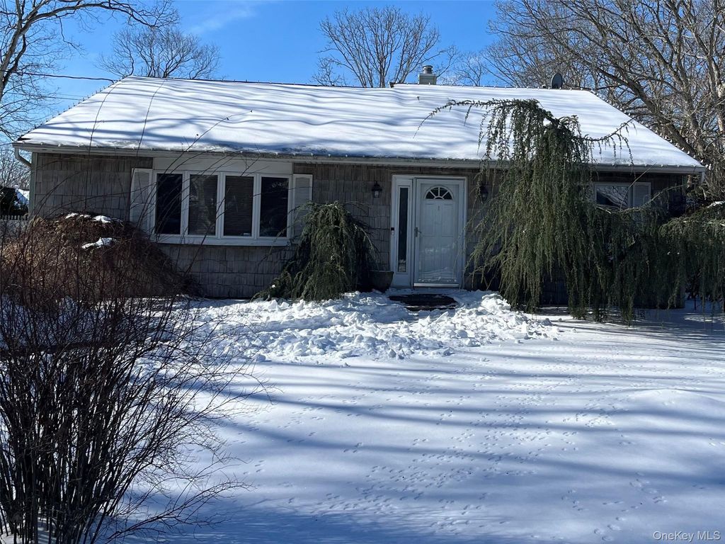 Photo of 574 Smithtown Avenue, Bohemia, NY 11716 (MLS # 957117)