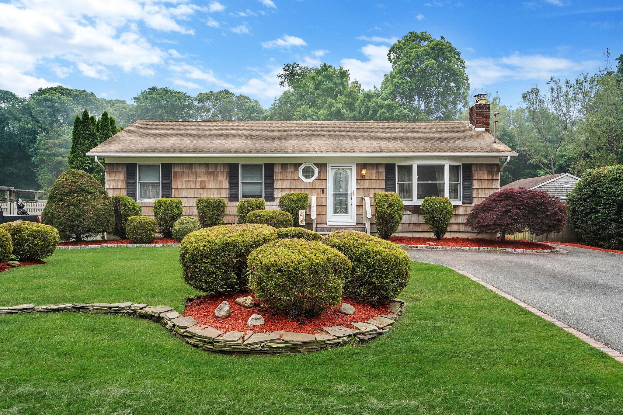 Heather Drive, Center Moriches, Hamptons, NY - 3 Bedrooms  
3 Bathrooms - 