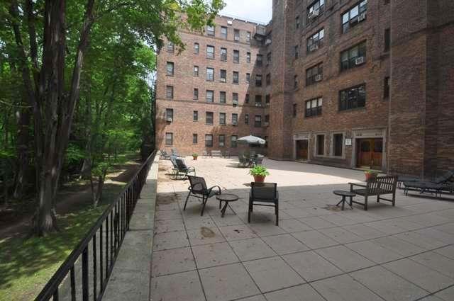 Scarsdale, New York 10583, United States, 1 Bedroom Bedrooms, ,1 BathroomBathrooms,Residential,Pending,129443