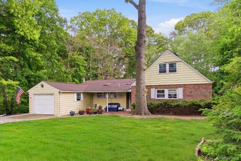 Homes For Sale - 4 Meadowood Court<br/> Huntington, NY 11743