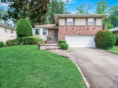 65 Stratford N Roslyn Heights NY 11577