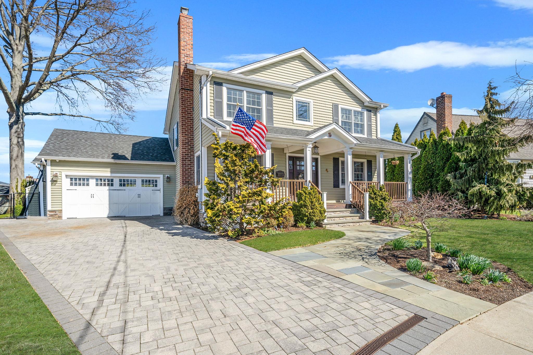 15 Foxcroft Road, Albertson, New York image 1