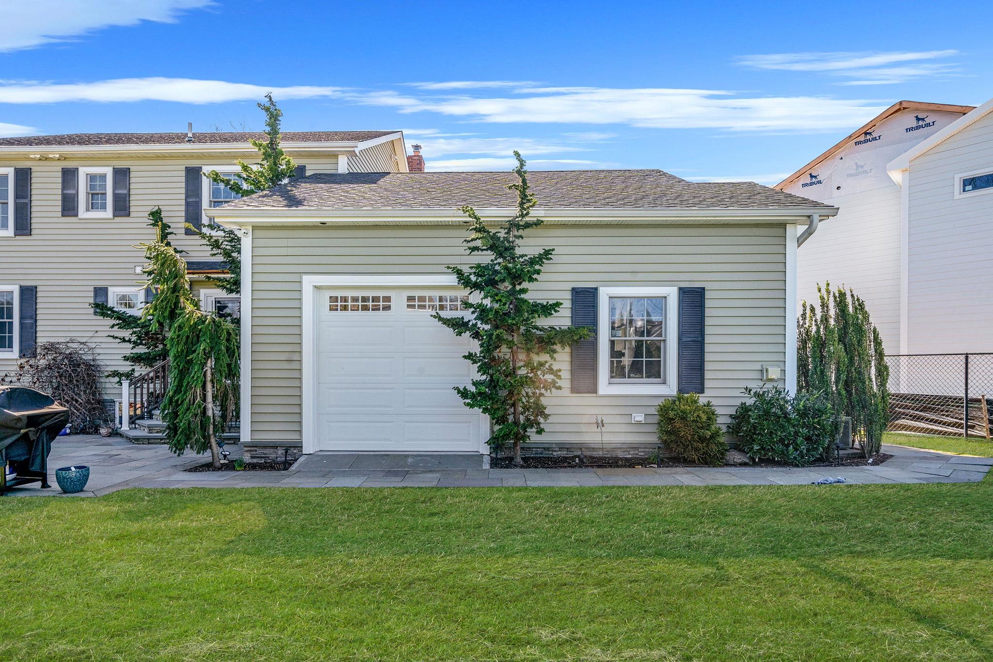 15 Foxcroft Road, Albertson, New York image 33