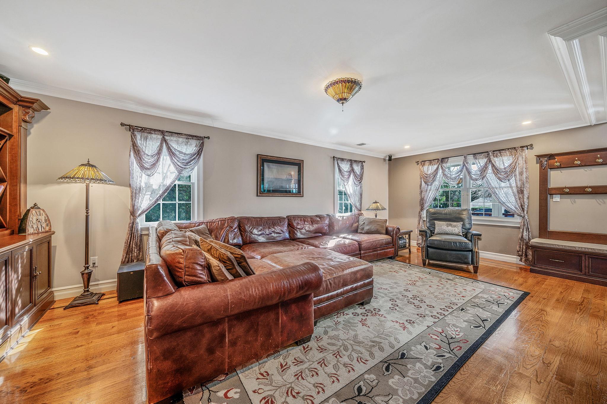 15 Foxcroft Road, Albertson, New York image 10