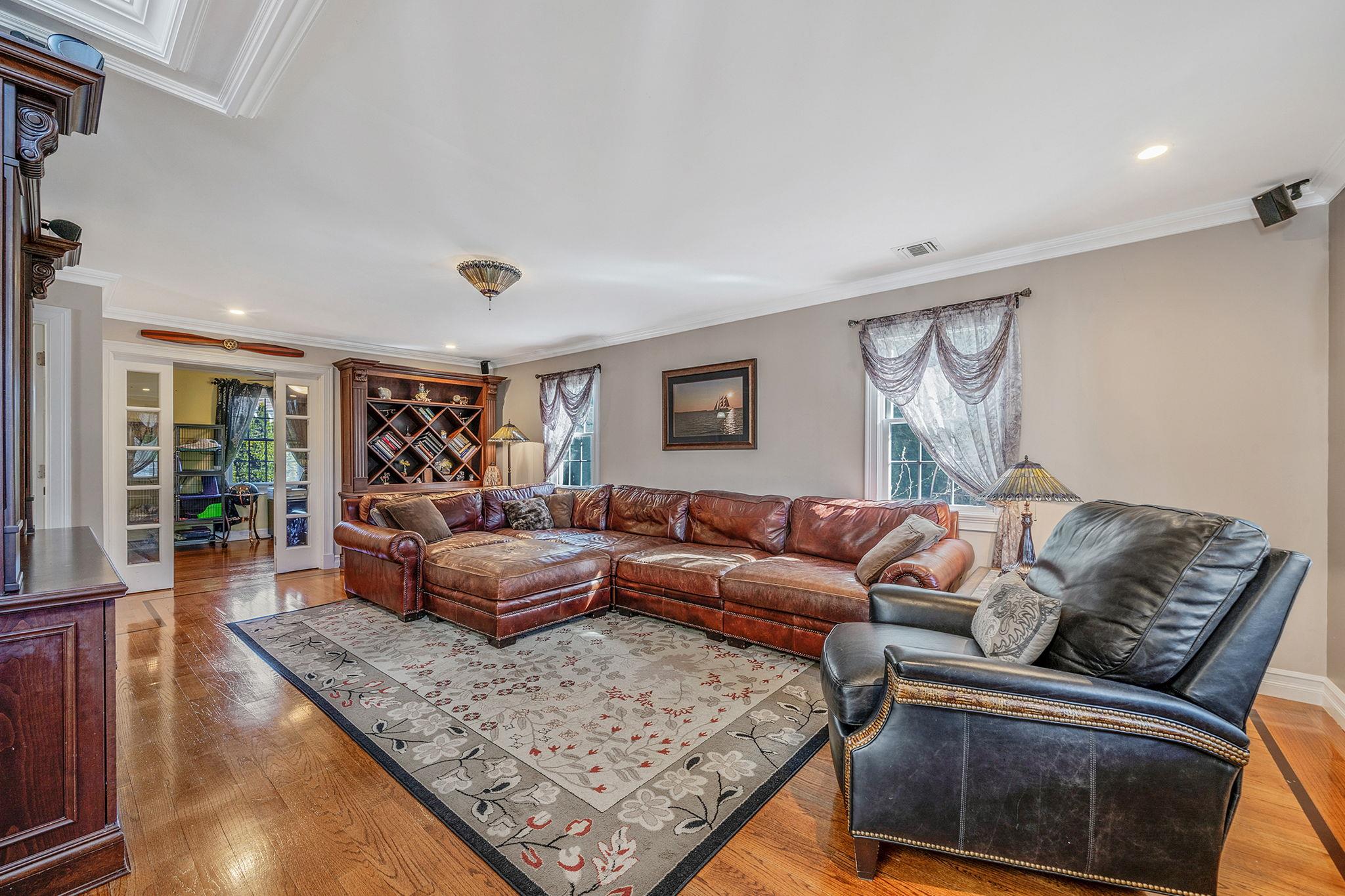 15 Foxcroft Road, Albertson, New York image 9