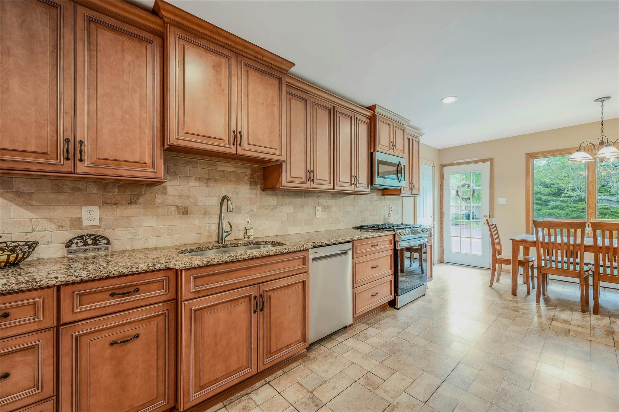 22 Peachtree Lane, Mount Sinai, New York image 8