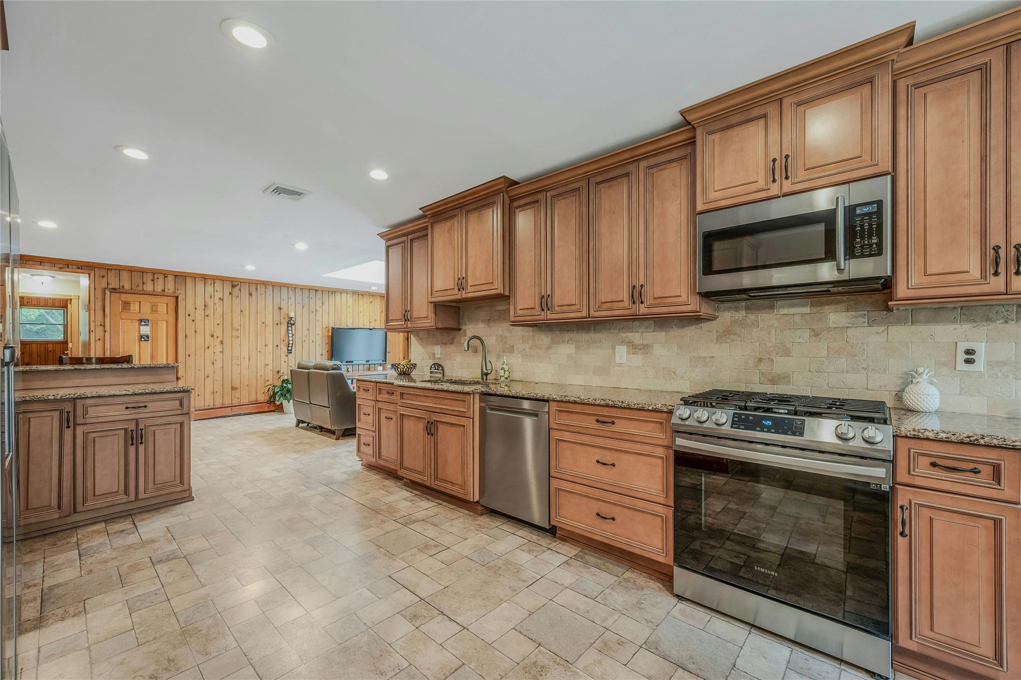 22 Peachtree Lane, Mount Sinai, New York image 10