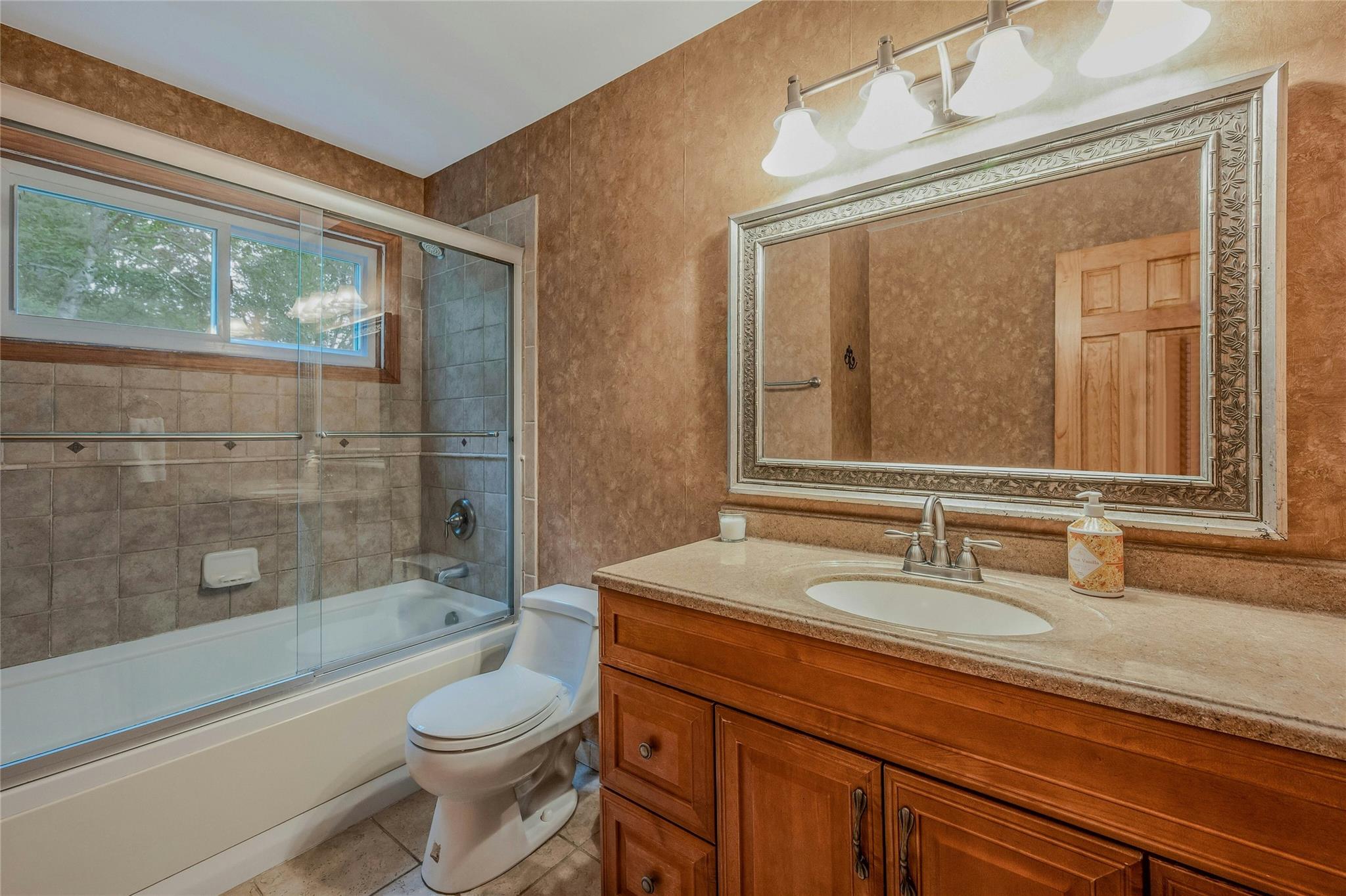 22 Peachtree Lane, Mount Sinai, New York image 18