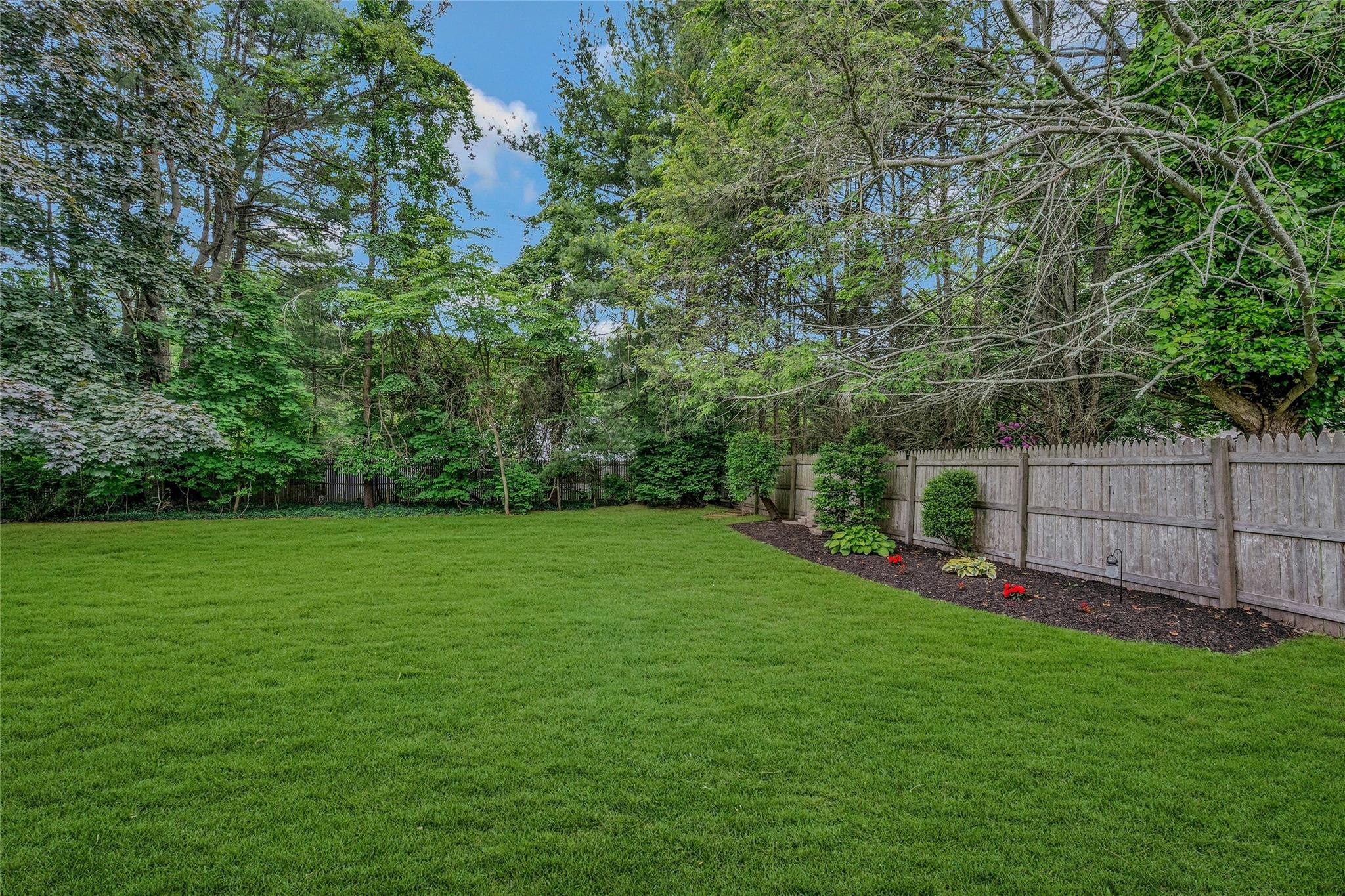 22 Peachtree Lane, Mount Sinai, New York image 27