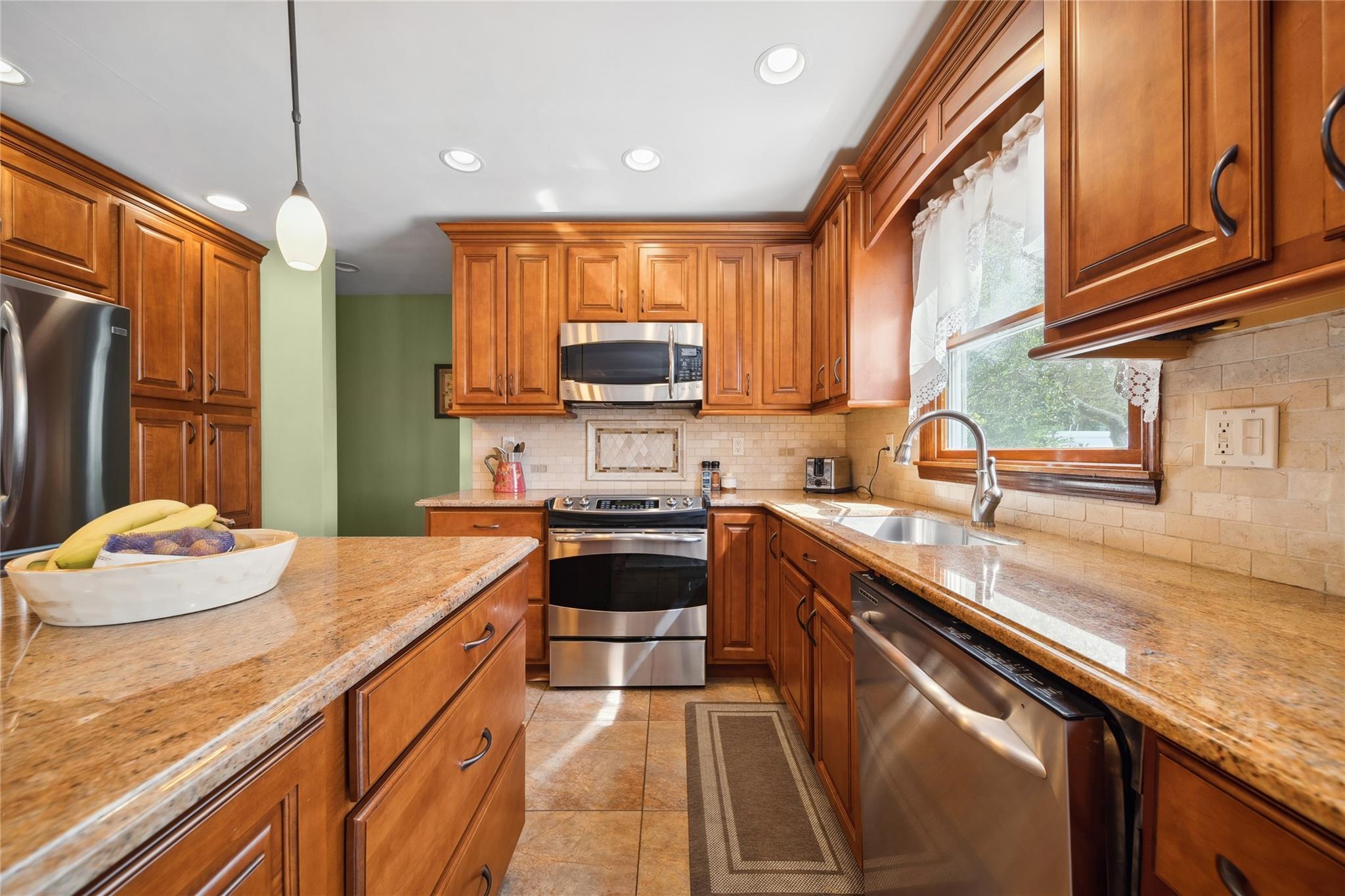 11 Timber Ridge Court, Sayville, New York image 16